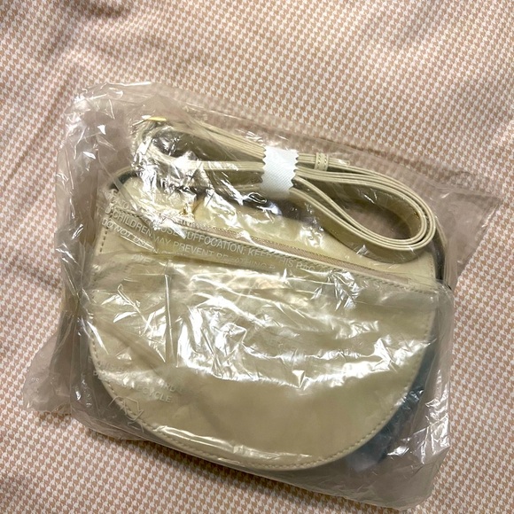 MATT & NATT - BRAND NEW - Ritt Vegan Saddle Bag in vanilla - Picture 5 of 7